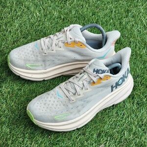 HOKA CLIFTON 9 - Womens Athletic Shoes - SIZE 7.5B